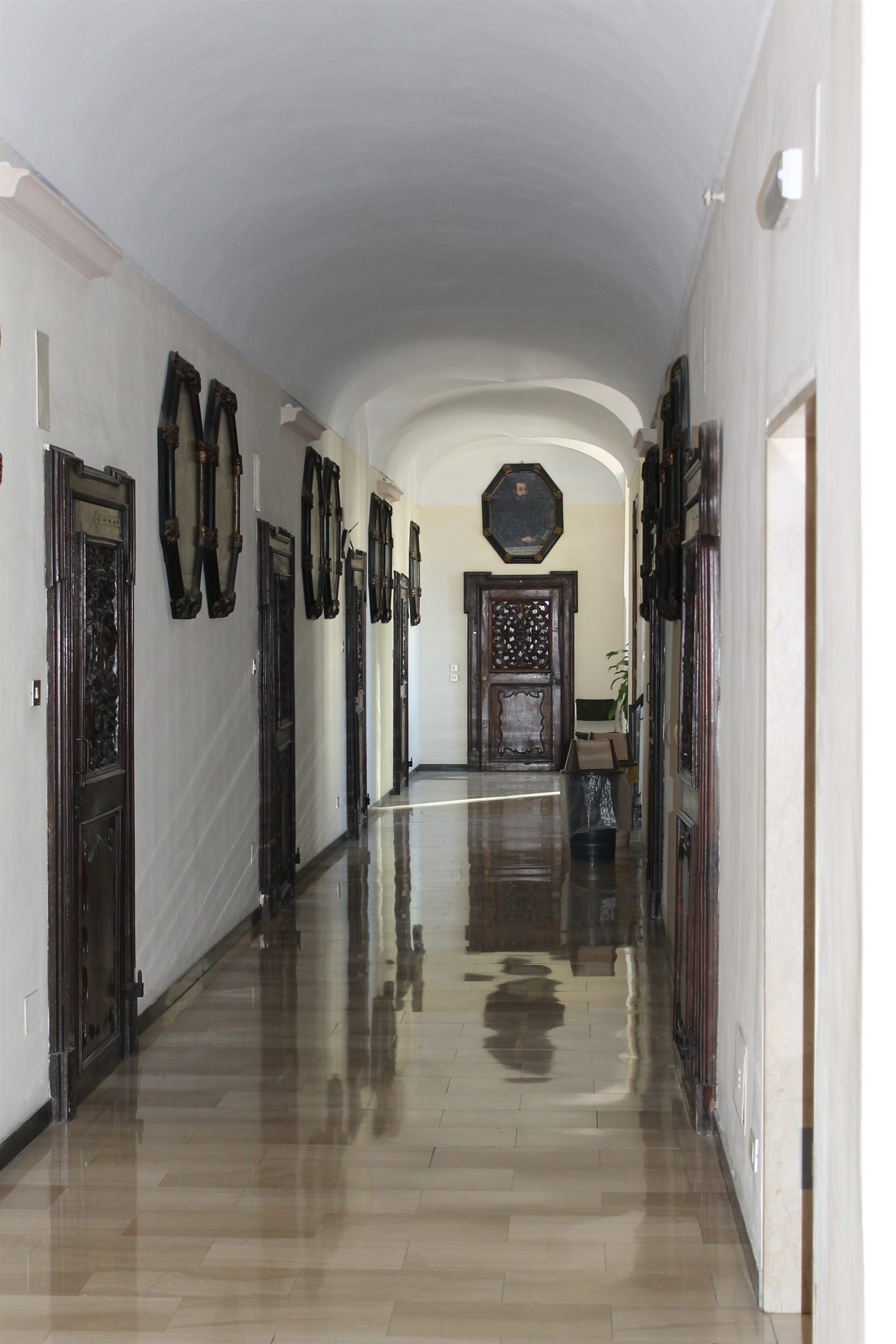 Corridoio con volte e portali intagliati