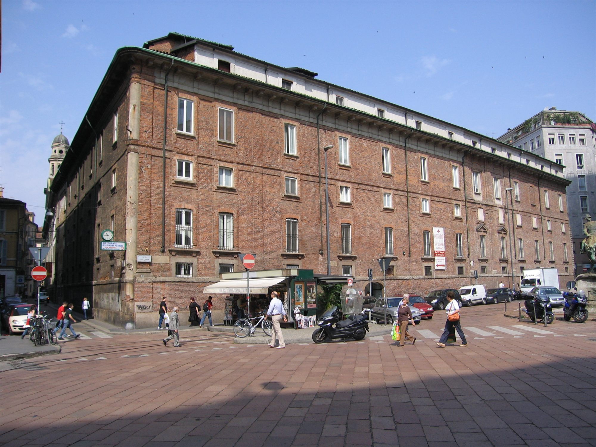 La facciata del Collegio su Piazza Missori